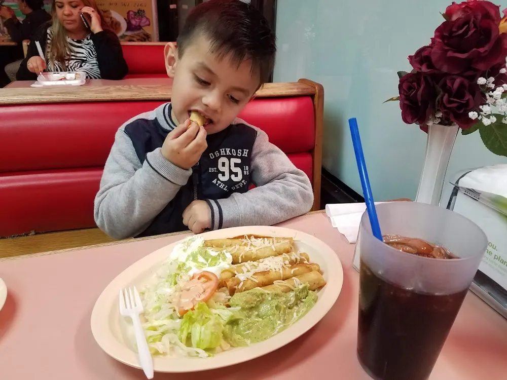 Orden de Flautas Tor Tilla Enrollada Con Pollo En Si Interior