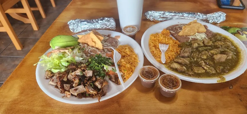 Plato De Carnitas Y Plato De Chile Verde